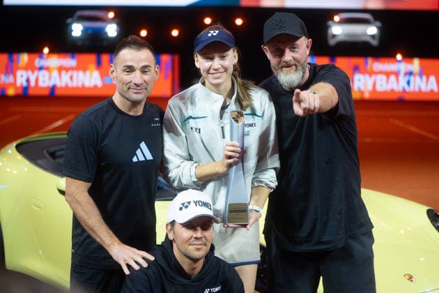 Siegerin Elena Rybakina (KAZ) im Bild mit Pokal und Trainerteam, GER, Elena Rybakina vs. Karolina Muchova, Tennis, ATP, Tennis Herren Turnier, WTA, Tennis Damen 500, Porsche Tennis Grand-Prix, Finale, 19.04.2026, GER, Elena Rybakina vs. Karolina Muchova, Tennis, ATP-Turnier, WTA 500, Porsche Tennis Grand-Prix, Finale, 19.04.2026, Stuttgart Copyright: xEibner-Pressefoto EdwardxCheungx EP_ECG
