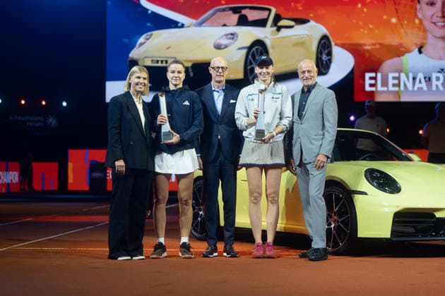 Anke Huber (Turnier Organisatorin (links im Bild), rechts daneben Karolina Muchova (CZE) mit Pokal, in der Mitte Dr. Michael Leiters (Vorstandsvorsitzender Porsche AG), Siegerin Elena Rybakina (KAZ) rechts daneben mit Sieger Pokal vor Porsche 911, rechts daneben Markus Günthardt (Turnier Organisator), GER, Elena Rybakina vs. Karolina Muchova, Tennis, ATP, Tennis Herren Turnier, WTA, Tennis Damen 500, Porsche Tennis Grand-Prix, Finale, 19.04.2026, GER, Elena Rybakina vs. Karolina Muchova, Tennis, ATP-Turnier, WTA 500, Porsche Tennis Grand-Prix, Finale, 19.04.2026, Stuttgart Copyright: xEibner-Pressefoto EdwardxCheungx EP_ECG