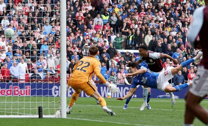 Ollie Watkins of Aston Villa scores a goal to make the score 2-1 Aston Villa v Sunderland, Premier League, Football, Villa Park, Birmingham, UK - 19 Apr 2026Birmingham Villa Park United Kingdom EDITORIAL USE ONLY No use with unauthorised audio, video, data, fixture lists, club league logos or live services. Online in-match use limited to 120 images, no video emulation. No use in betting, games or single club league player publications. Copyright: xKieranxMcManus Shutterstockx 16832205al
