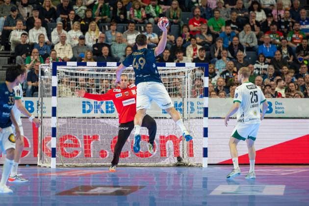 Aron Seesing, Kreislaeufer, (Bergischer Handball-Club 06 49),Dejan Milosavljev, Torwart, (Fuechse Berlin 96), Bergischer HC - Fuechse Berlin, DHB-Pokal Maenner, Herren, 6. Spieltag, Finale, Daikin HBL, Lidl Final 4, 19.04.2026 Köln NRW Deutschland