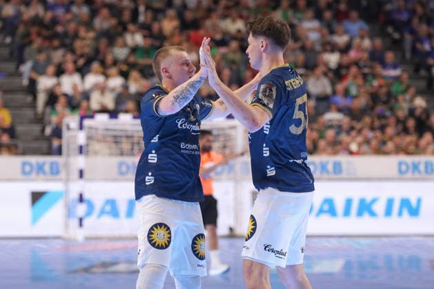 19.04.2026 ,xgox, Handball - DHB Pokal Finale Füchse Berlin - Bergischer HC emspor, v.l. Noah Beyer (Bergischer HC, 2) , Soeren Steinhaus (Bergischer HC, 53) ubel, Torjubel, jubelt ueber das Tor, celebrate the goal, celebration Koeln