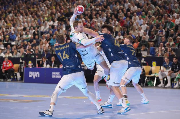19.04.2026 ,xgox, Handball - DHB Pokal Finale Füchse Berlin - Bergischer HC emspor, v.l. Gerdas Babarskas (Bergischer HC, 14), Mathias Gidsel (Berlin, 19), Aron Seesing (Bergischer HC, 49) Zweikampf, Duell, Kampf, tackle Koeln