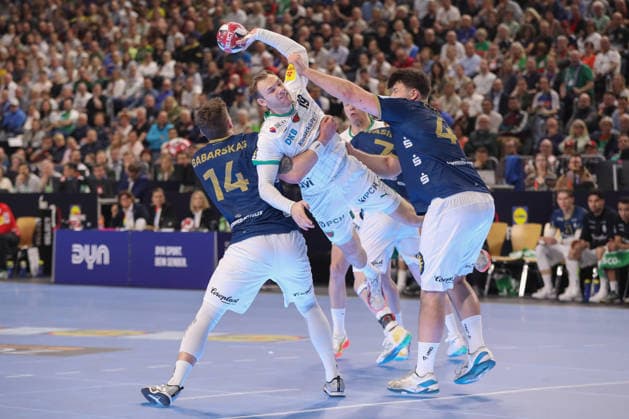 19.04.2026 ,xgox, Handball - DHB Pokal Finale Füchse Berlin - Bergischer HC emspor, v.l. Gerdas Babarskas (Bergischer HC, 14), Mathias Gidsel (Berlin, 19), Aron Seesing (Bergischer HC, 49) Zweikampf, Duell, Kampf, tackle Koeln