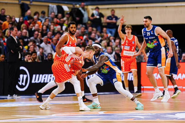 Thomas Klepeisz (Ratiopahrm Ulm, 22), TJ Crockett Jr. (Rostock Seawolves, 00) GER, Rostock Seawolves vs. Ratiopharm Ulm, Basketball, Bundesliga, Spieltag 30, Saison 2025 2026, 19.04.2026 GER, Rostock Seawolves vs. Ratiopharm Ulm, Basketball, Bundesliga, Spieltag 30, Saison 2025 2026, 19.04.2026 Rostock Copyright: xEibner-Pressefoto MarcelxvonxFehrnx EP_MFN