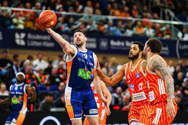 Owen Klassen (Rostock Seawolves, 29), Joel Soriano (Ratiopahrm Ulm, 12) GER, Rostock Seawolves vs. Ratiopharm Ulm, Basketball, Bundesliga, Spieltag 30, Saison 2025 2026, 19.04.2026 GER, Rostock Seawolves vs. Ratiopharm Ulm, Basketball, Bundesliga, Spieltag 30, Saison 2025 2026, 19.04.2026 Rostock Copyright: xEibner-Pressefoto MarcelxvonxFehrnx EP_MFN