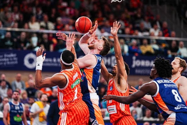 Justin Simon (Ratiopahrm Ulm, 15), Andy Van Vliet (Rostock Seawolves, 81), Mark Smith (Ratiopahrm Ulm, 13) GER, Rostock Seawolves vs. Ratiopharm Ulm, Basketball, Bundesliga, Spieltag 30, Saison 2025 2026, 19.04.2026 GER, Rostock Seawolves vs. Ratiopharm Ulm, Basketball, Bundesliga, Spieltag 30, Saison 2025 2026, 19.04.2026 Rostock Copyright: xEibner-Pressefoto MarcelxvonxFehrnx EP_MFN