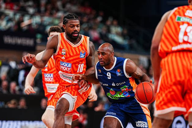 Malik Osborne (Ratiopahrm Ulm, 10), DeAndre Lansdowne (Rostock Seawolves, 09) GER, Rostock Seawolves vs. Ratiopharm Ulm, Basketball, Bundesliga, Spieltag 30, Saison 2025 2026, 19.04.2026 GER, Rostock Seawolves vs. Ratiopharm Ulm, Basketball, Bundesliga, Spieltag 30, Saison 2025 2026, 19.04.2026 Rostock Copyright: xEibner-Pressefoto MarcelxvonxFehrnx EP_MFN