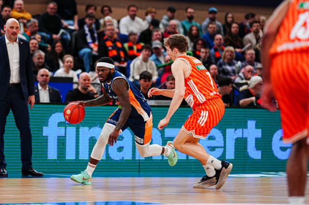 TJ Crockett Jr. (Rostock Seawolves, 00), Tobias Jensen (Ratiopahrm Ulm, 07) GER, Rostock Seawolves vs. Ratiopharm Ulm, Basketball, Bundesliga, Spieltag 30, Saison 2025 2026, 19.04.2026 GER, Rostock Seawolves vs. Ratiopharm Ulm, Basketball, Bundesliga, Spieltag 30, Saison 2025 2026, 19.04.2026 Rostock Copyright: xEibner-Pressefoto MarcelxvonxFehrnx EP_MFN