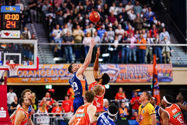 Tip-Off GER, Rostock Seawolves vs. Ratiopharm Ulm, Basketball, Bundesliga, Spieltag 30, Saison 2025 2026, 19.04.2026 GER, Rostock Seawolves vs. Ratiopharm Ulm, Basketball, Bundesliga, Spieltag 30, Saison 2025 2026, 19.04.2026 Rostock Copyright: xEibner-Pressefoto MarcelxvonxFehrnx EP_MFN