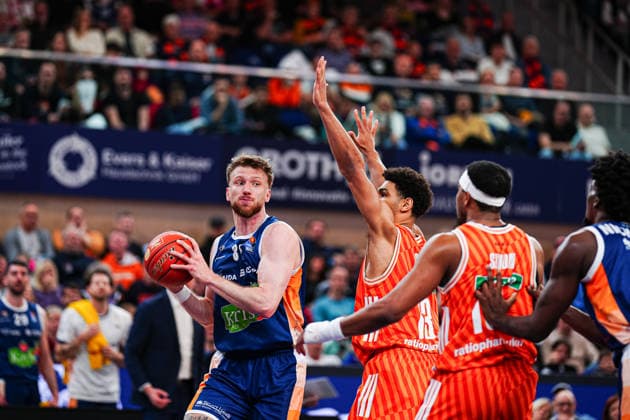 Andy Van Vliet (Rostock Seawolves, 81), Mark Smith (Ratiopahrm Ulm, 13) GER, Rostock Seawolves vs. Ratiopharm Ulm, Basketball, Bundesliga, Spieltag 30, Saison 2025 2026, 19.04.2026 GER, Rostock Seawolves vs. Ratiopharm Ulm, Basketball, Bundesliga, Spieltag 30, Saison 2025 2026, 19.04.2026 Rostock Copyright: xEibner-Pressefoto MarcelxvonxFehrnx EP_MFN