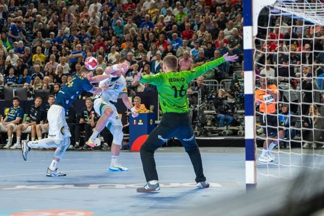 Mijajlo Marsenić, Kreislaeufer, (Fuechse Berlin 93), Lukas Diedrich, Torwart (Bergischer Handball-Club 06 16), Bergischer HC - Fuechse Berlin, DHB-Pokal Maenner, Herren, 6. Spieltag, Finale, Daikin HBL, Lidl Final 4, 19.04.2026 Köln NRW Deutschland