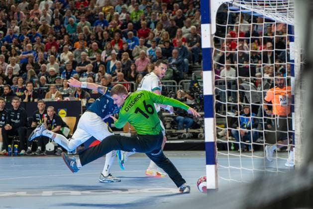 Lukas Diedrich, Torwart (Bergischer Handball-Club 06 16), Mijajlo Marsenić, Kreislaeufer, (Fuechse Berlin 93), Bergischer HC - Fuechse Berlin, DHB-Pokal Maenner, Herren, 6. Spieltag, Finale, Daikin HBL, Lidl Final 4, 19.04.2026 Köln NRW Deutschland
