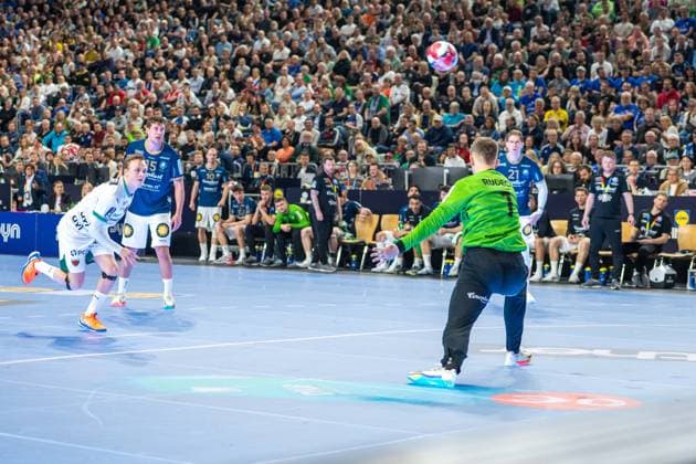 Lasse Andersson, Aussen, (Fuechse Berlin 11), Christopher Rudeck, Torwart (Bergischer Handball-Club 06 1), Bergischer HC - Fuechse Berlin, DHB-Pokal Maenner, Herren, 6. Spieltag, Finale, Daikin HBL, Lidl Final 4, 19.04.2026 Köln NRW Deutschland