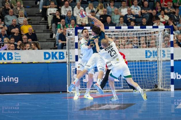 Matthes Langhoff, Linksaußen Rueckraum, (Fuechse Berlin 25), Soeren Steinhaus, Rueckraum (Bergischer Handball-Club 06 53), Bergischer HC - Fuechse Berlin, DHB-Pokal Maenner, Herren, 6. Spieltag, Finale, Daikin HBL, Lidl Final 4, 19.04.2026 Köln NRW Deutschland