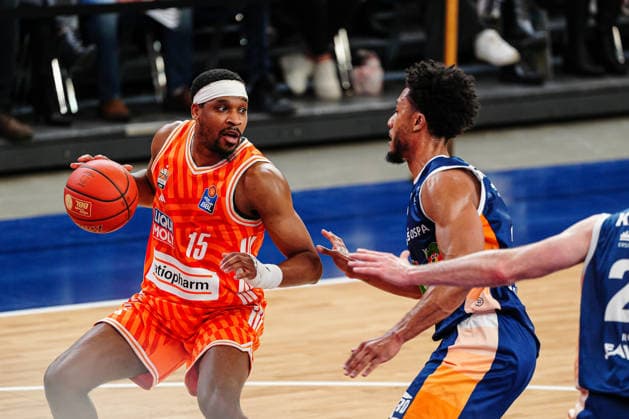 Justin Simon (Ratiopahrm Ulm, 15), DÂ Shawn Schwartz (Rostock Seawolves, 05) GER, Rostock Seawolves vs. Ratiopharm Ulm, Basketball, Bundesliga, Spieltag 30, Saison 2025 2026, 19.04.2026 GER, Rostock Seawolves vs. Ratiopharm Ulm, Basketball, Bundesliga, Spieltag 30, Saison 2025 2026, 19.04.2026 Rostock Copyright: xEibner-Pressefoto MarcelxvonxFehrnx EP_MFN