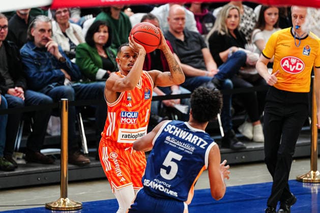 Wurf Nelson Weidemann (Ratiopahrm Ulm, 00) GER, Rostock Seawolves vs. Ratiopharm Ulm, Basketball, Bundesliga, Spieltag 30, Saison 2025 2026, 19.04.2026 GER, Rostock Seawolves vs. Ratiopharm Ulm, Basketball, Bundesliga, Spieltag 30, Saison 2025 2026, 19.04.2026 Rostock Copyright: xEibner-Pressefoto MarcelxvonxFehrnx EP_MFN