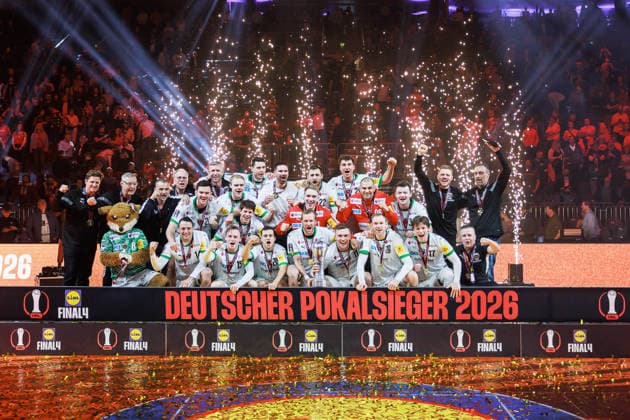 Siegerehrung, Siegerfoto Fuechse Berlin, Pokal, Jubel, Freude, Leidenschaft, Erfolg, Emotion, Begeisterung, positive Emotionen GER, Fuechse Berlin vs. Bergischer HC, Handball, DHB-Pokal, LIDL Final4, Finale, Spielzeit 2025 2026, 19.04.2026, GER, Fuechse Berlin vs. Bergischer HC, Handball, DHB-Pokal, LIDL Final4, Finale, Spielzeit 2025 2026, 19.04.2026, Koeln Copyright: xEibnerxPressefoto OliverxSchmidtx EP_OST