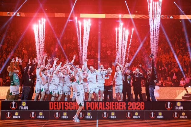 Siegerehrung, Siegerfoto Fuechse Berlin, Pokal, Jubel, Freude, Leidenschaft, Erfolg, Emotion, Begeisterung, positive Emotionen, Max DARJ (Fuechse Berlin, 05) GER, Fuechse Berlin vs. Bergischer HC, Handball, DHB-Pokal, LIDL Final4, Finale, Spielzeit 2025 2026, 19.04.2026, GER, Fuechse Berlin vs. Bergischer HC, Handball, DHB-Pokal, LIDL Final4, Finale, Spielzeit 2025 2026, 19.04.2026, Koeln Copyright: xEibnerxPressefoto OliverxSchmidtx EP_OST