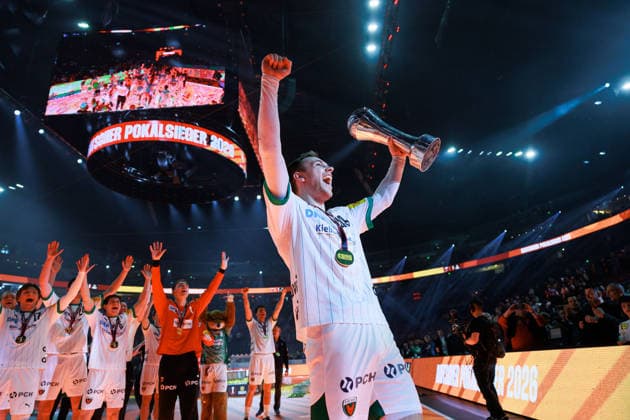 Mathias GIDSEL (Fuechse Berlin, 19), Siegerehrung, Siegerfoto Fuechse Berlin, Pokal, Jubel, Freude, Leidenschaft, Erfolg, Emotion, Begeisterung, positive Emotionen GER, Fuechse Berlin vs. Bergischer HC, Handball, DHB-Pokal, LIDL Final4, Finale, Spielzeit 2025 2026, 19.04.2026, GER, Fuechse Berlin vs. Bergischer HC, Handball, DHB-Pokal, LIDL Final4, Finale, Spielzeit 2025 2026, 19.04.2026, Koeln Copyright: xEibnerxPressefoto OliverxSchmidtx EP_OST
