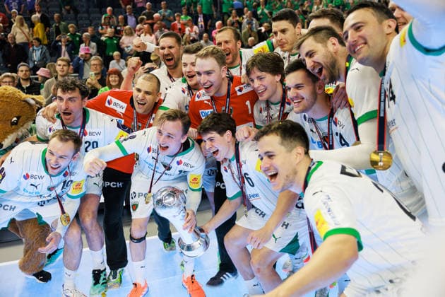 Siegerselfie, Siegerehrung, Siegerfoto Fuechse Berlin, Pokal, Jubel, Freude, Leidenschaft, Erfolg, Emotion, Begeisterung, positive Emotionen GER, Fuechse Berlin vs. Bergischer HC, Handball, DHB-Pokal, LIDL Final4, Finale, Spielzeit 2025 2026, 19.04.2026, GER, Fuechse Berlin vs. Bergischer HC, Handball, DHB-Pokal, LIDL Final4, Finale, Spielzeit 2025 2026, 19.04.2026, Koeln Copyright: xEibnerxPressefoto OliverxSchmidtx EP_OST