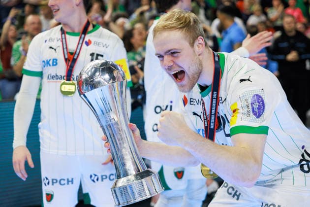 Matthes LANGHOFF (Fuechse Berlin, 25) Siegerehrung, Siegerfoto Fuechse Berlin, Pokal, Jubel, Freude, Leidenschaft, Erfolg, Emotion, Begeisterung, positive Emotionen GER, Fuechse Berlin vs. Bergischer HC, Handball, DHB-Pokal, LIDL Final4, Finale, Spielzeit 2025 2026, 19.04.2026, GER, Fuechse Berlin vs. Bergischer HC, Handball, DHB-Pokal, LIDL Final4, Finale, Spielzeit 2025 2026, 19.04.2026, Koeln Copyright: xEibnerxPressefoto OliverxSchmidtx EP_OST