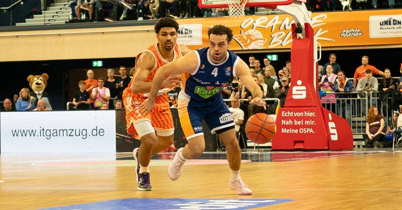 19.4.2026, Basketball, Herren, easy credit BBL, easy credit Bundesliga, BBL, Bundesliga, 13. Spieltag, Rostock Seawolves - ratiopharm Ulm Elias Baguette (Rostock Seawolves, re.) gegen Joel Soreano (ratiopharm Ulm, li.) Rostock Stadthalle Mecklenburg-Vorpommern Deutschland