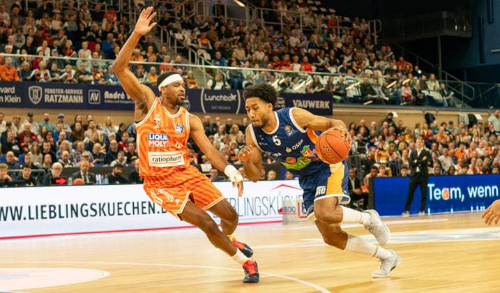 19.4.2026, Basketball, Herren, easy credit BBL, easy credit Bundesliga, BBL, Bundesliga, 13. Spieltag, Rostock Seawolves - ratiopharm Ulm DÂ Shawn Schwartz (Rostock Seawolves, re.) gegen Malik Osborne (ratiopharm Ulm, li.) Rostock Stadthalle Mecklenburg-Vorpommern Deutschland