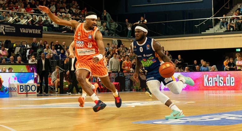 19.4.2026, Basketball, Herren, easy credit BBL, easy credit Bundesliga, BBL, Bundesliga, 13. Spieltag, Rostock Seawolves - ratiopharm Ulm TJ Crockett jr. (Rostock Seawolves, re.) gegen Justin Simon (ratiopharm Ulm, li.) Rostock Stadthalle Mecklenburg-Vorpommern Deutschland