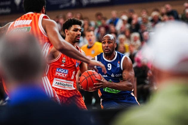 Mark Smith (Ratiopahrm Ulm, 13), DeAndre Lansdowne (Rostock Seawolves, 09) GER, Rostock Seawolves vs. Ratiopharm Ulm, Basketball, Bundesliga, Spieltag 30, Saison 2025 2026, 19.04.2026 GER, Rostock Seawolves vs. Ratiopharm Ulm, Basketball, Bundesliga, Spieltag 30, Saison 2025 2026, 19.04.2026 Rostock Copyright: xEibner-Pressefoto MarcelxvonxFehrnx EP_MFN