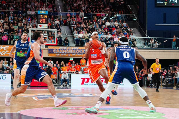 Elias Baggette (Rostock Seawolves, 04), Justin Simon (Ratiopahrm Ulm, 15), TJ Crockett Jr. (Rostock Seawolves, 00) GER, Rostock Seawolves vs. Ratiopharm Ulm, Basketball, Bundesliga, Spieltag 30, Saison 2025 2026, 19.04.2026 GER, Rostock Seawolves vs. Ratiopharm Ulm, Basketball, Bundesliga, Spieltag 30, Saison 2025 2026, 19.04.2026 Rostock Copyright: xEibner-Pressefoto MarcelxvonxFehrnx EP_MFN