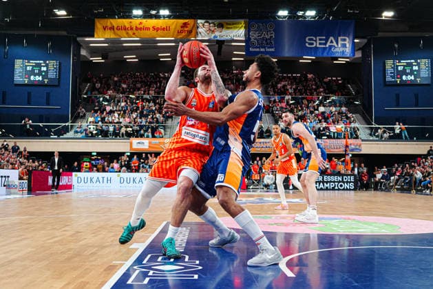 Christopher Ledlum (Ratiopahrm Ulm, 04), DÂ Shawn Schwartz (Rostock Seawolves, 05) GER, Rostock Seawolves vs. Ratiopharm Ulm, Basketball, Bundesliga, Spieltag 30, Saison 2025 2026, 19.04.2026 GER, Rostock Seawolves vs. Ratiopharm Ulm, Basketball, Bundesliga, Spieltag 30, Saison 2025 2026, 19.04.2026 Rostock Copyright: xEibner-Pressefoto MarcelxvonxFehrnx EP_MFN