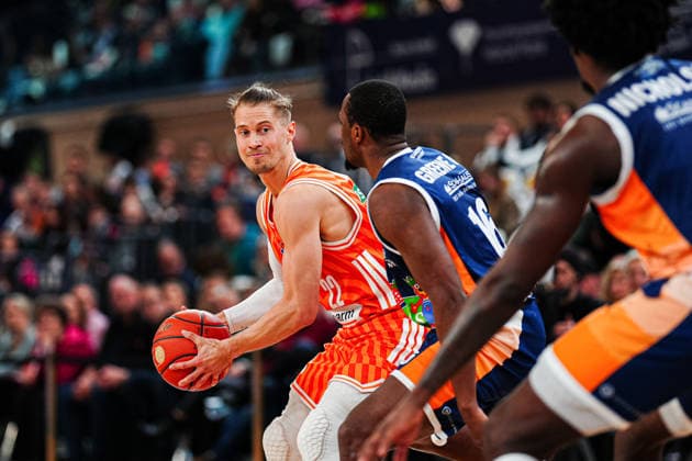 Thomas Klepeisz (Ratiopahrm Ulm, 22), Phillip Greene (Rostock Seawolves, 16) GER, Rostock Seawolves vs. Ratiopharm Ulm, Basketball, Bundesliga, Spieltag 30, Saison 2025 2026, 19.04.2026 GER, Rostock Seawolves vs. Ratiopharm Ulm, Basketball, Bundesliga, Spieltag 30, Saison 2025 2026, 19.04.2026 Rostock Copyright: xEibner-Pressefoto MarcelxvonxFehrnx EP_MFN