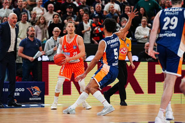 Thomas Klepeisz (Ratiopahrm Ulm, 22), DÂ Shawn Schwartz (Rostock Seawolves, 05) GER, Rostock Seawolves vs. Ratiopharm Ulm, Basketball, Bundesliga, Spieltag 30, Saison 2025 2026, 19.04.2026 GER, Rostock Seawolves vs. Ratiopharm Ulm, Basketball, Bundesliga, Spieltag 30, Saison 2025 2026, 19.04.2026 Rostock Copyright: xEibner-Pressefoto MarcelxvonxFehrnx EP_MFN