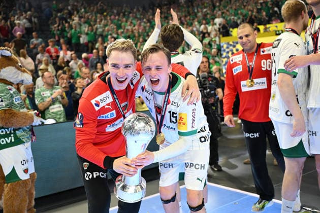 GER, Lanxess Arena Koeln, HBL, LIDL FINAL4, Men, Finale, Fuechse Berlin vs. bergischer HC 19.04.2026, Lanxess Arena , Koeln , GER, Lanxess Arena Koeln, HBL, LIDL FINAL4, Men, Finale, Fuechse Berlin vs. bergischer HC, im Bild: die Fuechse Berlin sind Deutscher Pokalsieger 2026 und stehen auf dem Podest und bejubeln den Titel mit dem Pokal vor den Zuschauern