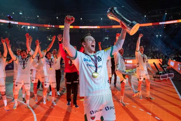 FUechse Berlin feiern den DHB Pokal 2026, Mathias Gidsel, Rueckraum, (Fuechse Berlin 19), Bergischer HC - Fuechse Berlin, DHB-Pokal Maenner, Herren, 6. Spieltag, Finale, Daikin HBL, Lidl Final 4, 19.04.2026 Köln NRW Deutschland
