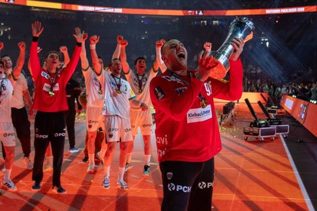 FUechse Berlin feiern den DHB Pokal 2026, Dejan Milosavljev, Torwart, (Fuechse Berlin 96), Bergischer HC - Fuechse Berlin, DHB-Pokal Maenner, Herren, 6. Spieltag, Finale, Daikin HBL, Lidl Final 4, 19.04.2026 Köln NRW Deutschland