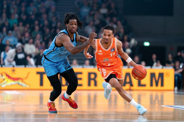 Alonzo Verge Jr (RASTA Vechta, 11) im Dribbling gegen Leonard Thorpe Jr. (Veolia Towers Hamburg, 02), GER, Veolia Towers Hamburg vs RASTA Vechta, Basketball, Bundesliga, Spieltag 30, Saison 2025 2026, 19.04.2026 GER, Veolia Towers Hamburg vs RASTA Vechta, Basketball, Bundesliga, Spieltag 30, Saison 2025 2026, 19.04.2026 Hamburg Copyright: xEibner-Pressefoto MaxxVincenx EP_MVN