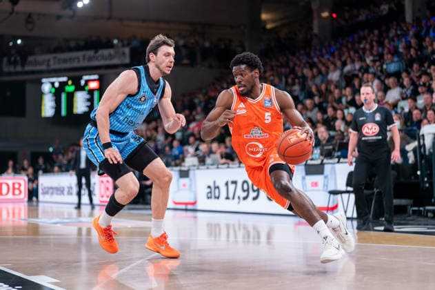TJ Bamba (RASTA Vechta, 5) im Dribbling gegen Niklas Wimberg (Veolia Towers Hamburg, 17), GER, Veolia Towers Hamburg vs RASTA Vechta, Basketball, Bundesliga, Spieltag 30, Saison 2025 2026, 19.04.2026 GER, Veolia Towers Hamburg vs RASTA Vechta, Basketball, Bundesliga, Spieltag 30, Saison 2025 2026, 19.04.2026 Hamburg Copyright: xEibner-Pressefoto MaxxVincenx EP_MVN