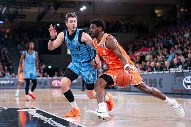 TJ Bamba (RASTA Vechta, 5) im Dribbling gegen Niklas Wimberg (Veolia Towers Hamburg, 17), GER, Veolia Towers Hamburg vs RASTA Vechta, Basketball, Bundesliga, Spieltag 30, Saison 2025 2026, 19.04.2026 GER, Veolia Towers Hamburg vs RASTA Vechta, Basketball, Bundesliga, Spieltag 30, Saison 2025 2026, 19.04.2026 Hamburg Copyright: xEibner-Pressefoto MaxxVincenx EP_MVN