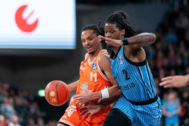 Alonzo Verge Jr (RASTA Vechta, 11) im Dribbling gegen Leonard Thorpe Jr. (Veolia Towers Hamburg, 02), GER, Veolia Towers Hamburg vs RASTA Vechta, Basketball, Bundesliga, Spieltag 30, Saison 2025 2026, 19.04.2026 GER, Veolia Towers Hamburg vs RASTA Vechta, Basketball, Bundesliga, Spieltag 30, Saison 2025 2026, 19.04.2026 Hamburg Copyright: xEibner-Pressefoto MaxxVincenx EP_MVN