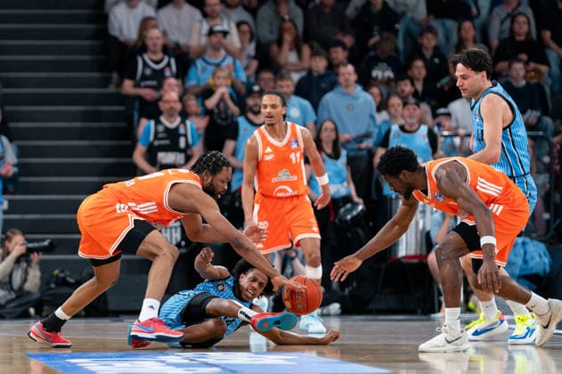 Lloyd Pandi (RASTA Vechta, 41), Ross Williams (Veolia Towers Hamburg, 34) und TJ Bamba (RASTA Vechta, 5) im Kampf um den Ball, GER, Veolia Towers Hamburg vs RASTA Vechta, Basketball, Bundesliga, Spieltag 30, Saison 2025 2026, 19.04.2026 GER, Veolia Towers Hamburg vs RASTA Vechta, Basketball, Bundesliga, Spieltag 30, Saison 2025 2026, 19.04.2026 Hamburg Copyright: xEibner-Pressefoto MaxxVincenx EP_MVN