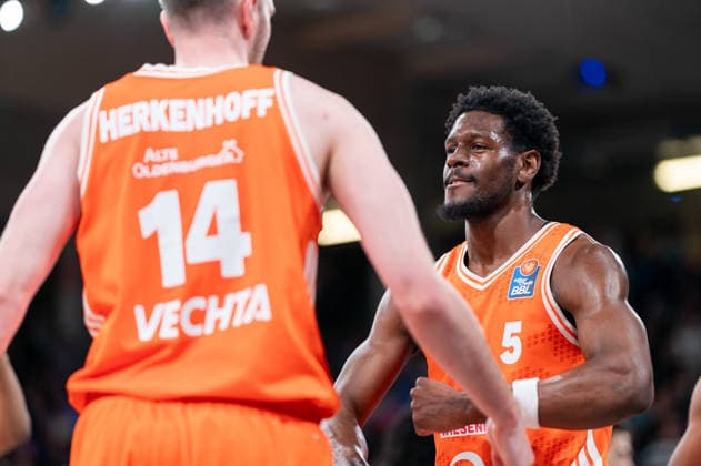 TJ Bamba (RASTA Vechta, 5) jubelt Jubel mit Philipp Herkenhoff (RASTA Vechta, 14), GER, Veolia Towers Hamburg vs RASTA Vechta, Basketball, Bundesliga, Spieltag 30, Saison 2025 2026, 19.04.2026 GER, Veolia Towers Hamburg vs RASTA Vechta, Basketball, Bundesliga, Spieltag 30, Saison 2025 2026, 19.04.2026 Hamburg Copyright: xEibner-Pressefoto MaxxVincenx EP_MVN