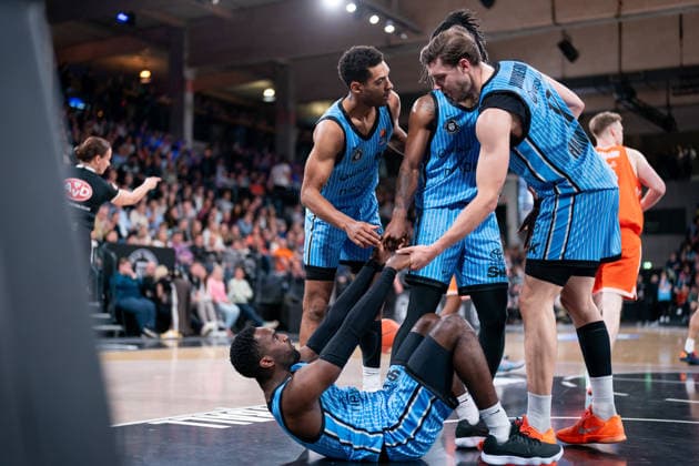 Kenneth Ogbe (Veolia Towers Hamburg, 25),Leonard Thorpe Jr. (Veolia Towers Hamburg, 02) und Niklas Wimberg (Veolia Towers Hamburg, 17) helfen Osaro Rich (Veolia Towers Hamburg, 03) hoch, GER, Veolia Towers Hamburg vs RASTA Vechta, Basketball, Bundesliga, Spieltag 30, Saison 2025 2026, 19.04.2026 GER, Veolia Towers Hamburg vs RASTA Vechta, Basketball, Bundesliga, Spieltag 30, Saison 2025 2026, 19.04.2026 Hamburg Copyright: xEibner-Pressefoto MaxxVincenx EP_MVN