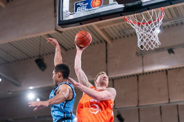 Lars Thiemann (RASTA Vechta, 21) beim Dunk, Kenneth Ogbe (Veolia Towers Hamburg, 25), GER, Veolia Towers Hamburg vs RASTA Vechta, Basketball, Bundesliga, Spieltag 30, Saison 2025 2026, 19.04.2026 GER, Veolia Towers Hamburg vs RASTA Vechta, Basketball, Bundesliga, Spieltag 30, Saison 2025 2026, 19.04.2026 Hamburg Copyright: xEibner-Pressefoto MaxxVincenx EP_MVN