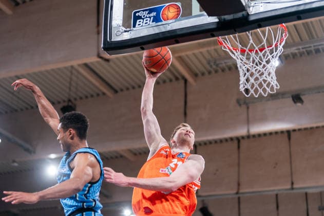 Lars Thiemann (RASTA Vechta, 21) beim Dunk, Kenneth Ogbe (Veolia Towers Hamburg, 25), GER, Veolia Towers Hamburg vs RASTA Vechta, Basketball, Bundesliga, Spieltag 30, Saison 2025 2026, 19.04.2026 GER, Veolia Towers Hamburg vs RASTA Vechta, Basketball, Bundesliga, Spieltag 30, Saison 2025 2026, 19.04.2026 Hamburg Copyright: xEibner-Pressefoto MaxxVincenx EP_MVN