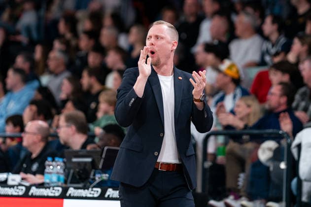 Christian Held (RASTA Vechta, Trainer) jubelt Jubel, GER, Veolia Towers Hamburg vs RASTA Vechta, Basketball, Bundesliga, Spieltag 30, Saison 2025 2026, 19.04.2026 GER, Veolia Towers Hamburg vs RASTA Vechta, Basketball, Bundesliga, Spieltag 30, Saison 2025 2026, 19.04.2026 Hamburg Copyright: xEibner-Pressefoto MaxxVincenx EP_MVN