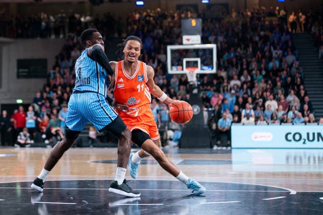 Alonzo Verge Jr (RASTA Vechta, 11) im Dribbling gegen Osaro Rich (Veolia Towers Hamburg, 03), GER, Veolia Towers Hamburg vs RASTA Vechta, Basketball, Bundesliga, Spieltag 30, Saison 2025 2026, 19.04.2026 GER, Veolia Towers Hamburg vs RASTA Vechta, Basketball, Bundesliga, Spieltag 30, Saison 2025 2026, 19.04.2026 Hamburg Copyright: xEibner-Pressefoto MaxxVincenx EP_MVN