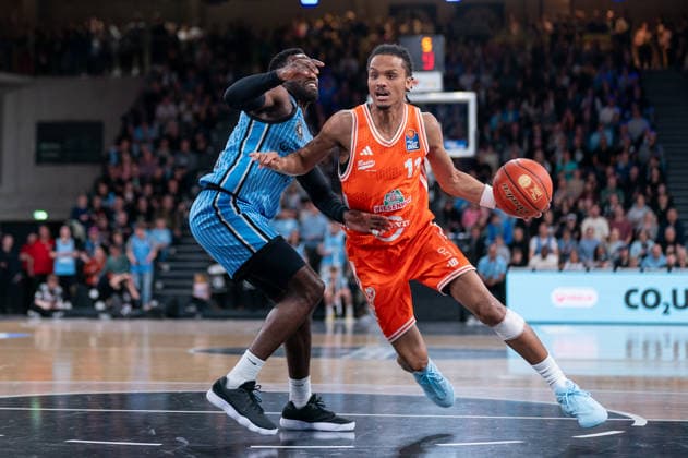 Alonzo Verge Jr (RASTA Vechta, 11) im Dribbling gegen Osaro Rich (Veolia Towers Hamburg, 03), GER, Veolia Towers Hamburg vs RASTA Vechta, Basketball, Bundesliga, Spieltag 30, Saison 2025 2026, 19.04.2026 GER, Veolia Towers Hamburg vs RASTA Vechta, Basketball, Bundesliga, Spieltag 30, Saison 2025 2026, 19.04.2026 Hamburg Copyright: xEibner-Pressefoto MaxxVincenx EP_MVN
