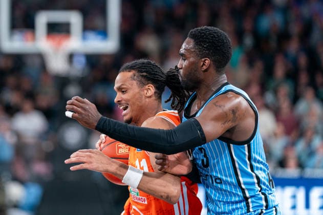 Alonzo Verge Jr (RASTA Vechta, 11) im Dribbling gegen Osaro Rich (Veolia Towers Hamburg, 03), GER, Veolia Towers Hamburg vs RASTA Vechta, Basketball, Bundesliga, Spieltag 30, Saison 2025 2026, 19.04.2026 GER, Veolia Towers Hamburg vs RASTA Vechta, Basketball, Bundesliga, Spieltag 30, Saison 2025 2026, 19.04.2026 Hamburg Copyright: xEibner-Pressefoto MaxxVincenx EP_MVN