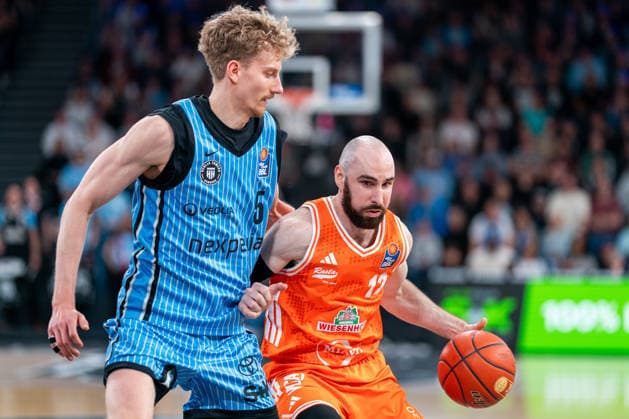 Tommy Kuhse (RASTA Vechta, 12) im Zweikampf mit Zsombor Maronka (Veolia Towers Hamburg, 05), GER, Veolia Towers Hamburg vs RASTA Vechta, Basketball, Bundesliga, Spieltag 30, Saison 2025 2026, 19.04.2026 GER, Veolia Towers Hamburg vs RASTA Vechta, Basketball, Bundesliga, Spieltag 30, Saison 2025 2026, 19.04.2026 Hamburg Copyright: xEibner-Pressefoto MaxxVincenx EP_MVN